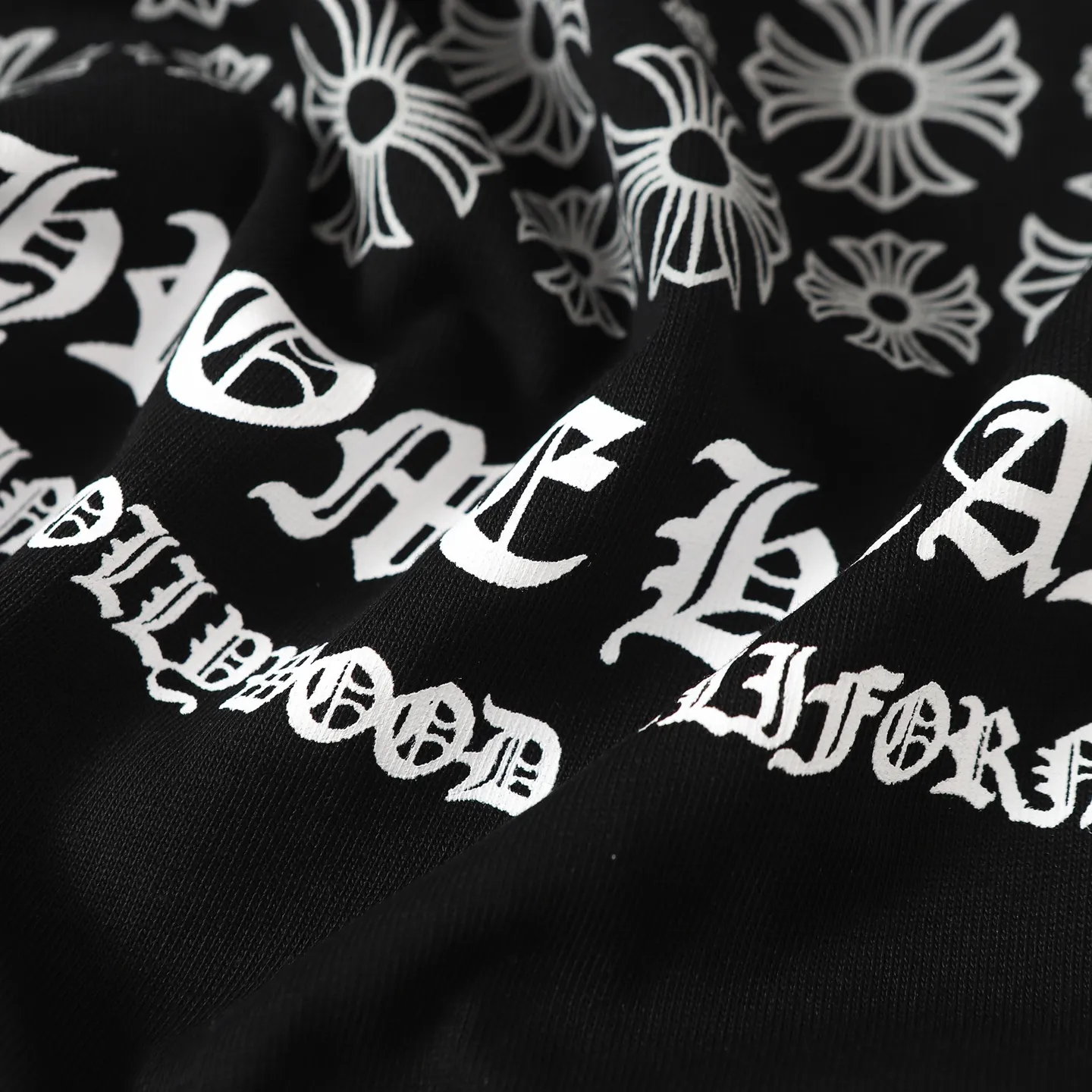 🅿️170 CHROME HEARTS/Chrome Heart CH starry cross printed short-sleeved T-shirt The fabric is made of 280g heavy combed cotton, customized with 32 count 1*1 threads. The ready-made garments are washed twice. The fabric is comfortable and skin-friendly without any strange feeling. Custom-dyed fabrics with high textile density, good drape and not easy to deform. The thick texture and compact spinning process will not affect the breathability of the fabric. The color saturation is very high. Imported digital direct-injection printing technology. A versatile and good-looking short sleeve. The loose fit covers the flesh and looks slim. Color: black, white Size: XS-L